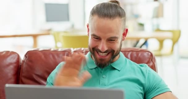 Man Laptop Videogesprek Glimlach Bank Blow Kus Met Hand Naar — Stockvideo