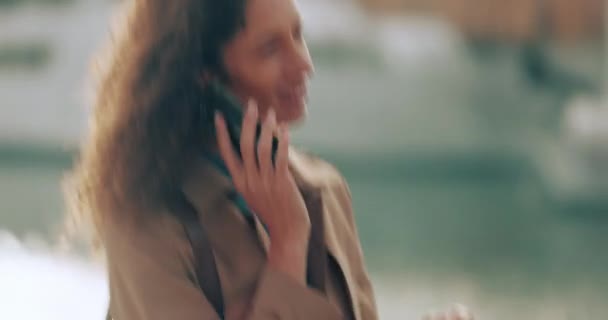 Жінка Ділова Поїздка Або Телефонний Дзвінок Щасливим Спілкуванням Розмовою Або — стокове відео