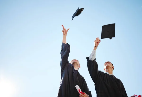 Afstuderen Cap Gooien Blauwe Lucht Vrienden Een Diploma Certificaat Diploma — Stockfoto