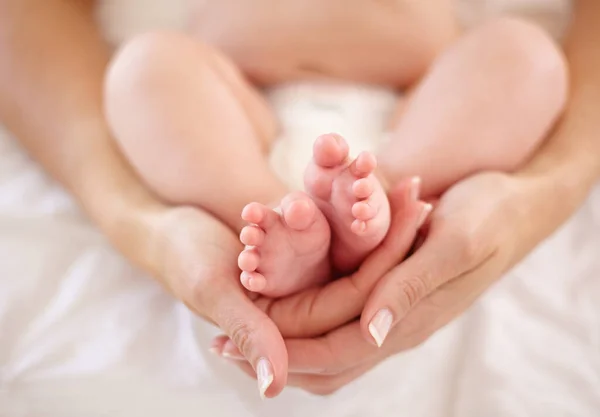 Insvept Den Moderliga Kärlekens Famn Beskuren Bild Mor Som Håller — Stockfoto