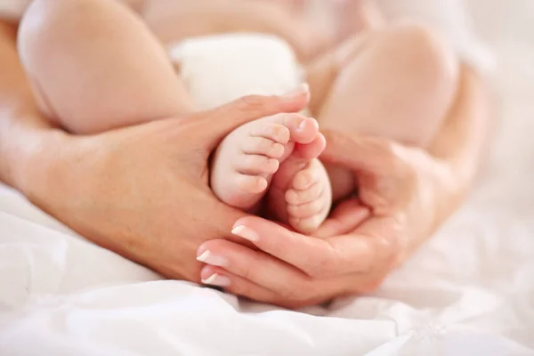 Annelerin Kollarında Güvende Bebeklerin Ayaklarını Tutan Bir Annenin Kesilmiş Görüntüsü — Stok fotoğraf