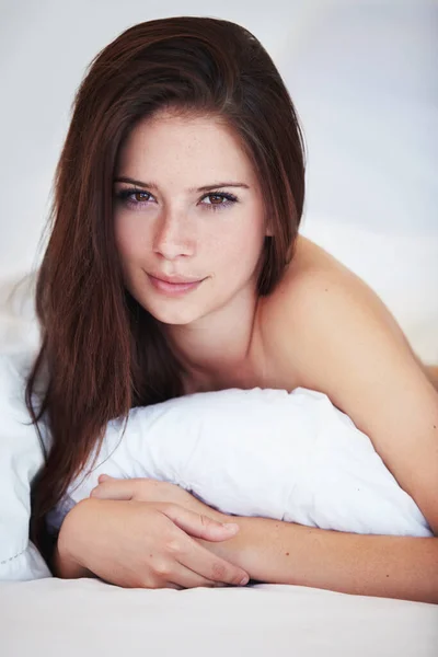 Естественно Красивая Прекрасная Молодая Женщина Лежит Кровати Улыбается Тебе — стоковое фото