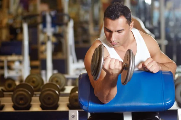 Dándole Forma Sus Bíceps Joven Musculoso Haciendo Ejercicio Gimnasio —  Fotos de Stock