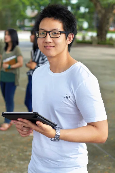 Wykorzystując Nowoczesną Technologię Nauki Finału Portret Przystojnego Młodego Studenta Pracującego — Zdjęcie stockowe