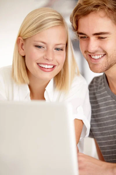 Blogging Como Pareja Una Feliz Pareja Joven Usando Portátil Para — Foto de Stock