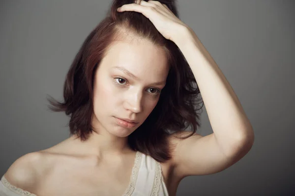 Beleza Frágil Feminina Uma Bela Jovem Posando Com Mãos Cabelo — Fotografia de Stock