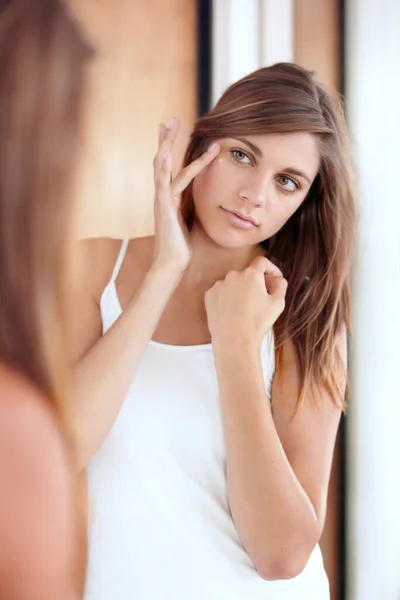 Prevenir Las Arrugas Antes Que Empiecen Una Hermosa Joven Aplicándose — Foto de Stock