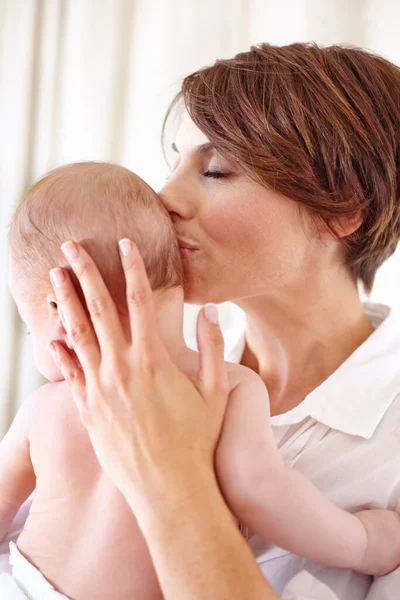 Gyengéd Anyai Szeretet Szerető Fiatal Anya Csókolgatja Aranyos Kis Babák — Stock Fotó