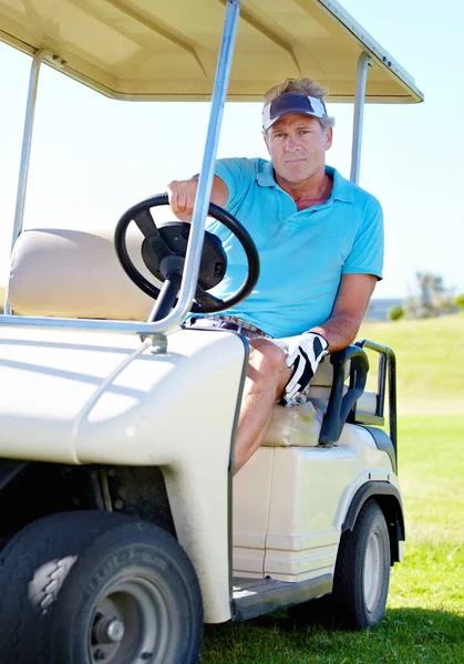 Väg Till Nästa Hål Mogen Man Kör Golfvagn Över Banan — Stockfoto