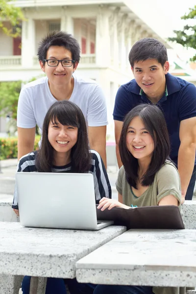 Vår Studiegrupp Utanför Idag Fyra Unga Studenter Delar Bärbar Dator — Stockfoto