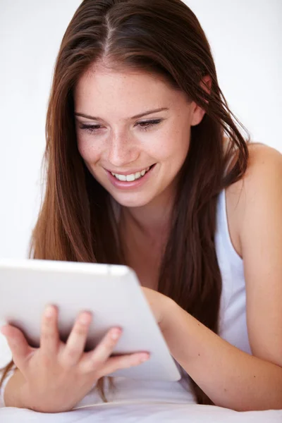 Acesso Conveniente Internet Uma Jovem Mulher Linda Trabalhando Seu Tablet — Fotografia de Stock