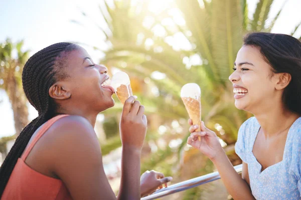 방학이나 여행중에 미소를 지으며 친구들 해변에서 아이스크림을 먹는다 즐거움 소녀의 — 스톡 사진
