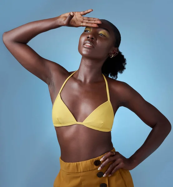 Maquiagem Moda Mulher Negra Para Verão Cosméticos Roupas Com Fundo — Fotografia de Stock