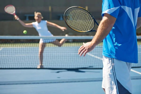 Повернення Його Служіння Талановита Молода Тенісистка Повертає Своїх Чоловічих Суперників — стокове фото
