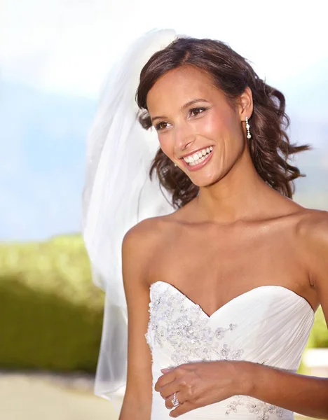 Aufgeregt Eine Braut Sein Wunderschöne Junge Braut Freien Ihrem Brautkleid — Stockfoto