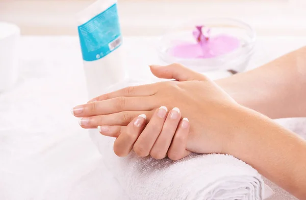 Leczenie Rąk Kobiece Dłonie Spoczywające Ręczniku — Zdjęcie stockowe