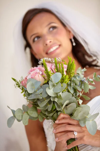 Előttünk Álló Életéről Álmodik Gyönyörű Fiatal Menyasszony Néz Félre Miközben — Stock Fotó