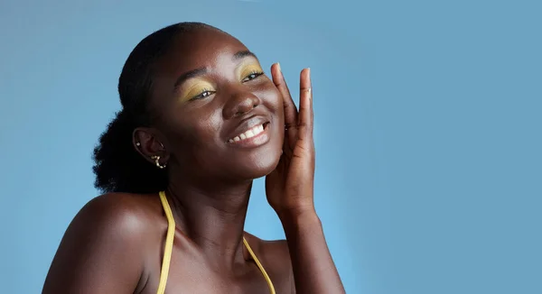 Maquillaje Amarillo Belleza Facial Mujer Negra Para Productos Cosméticos Para — Foto de Stock