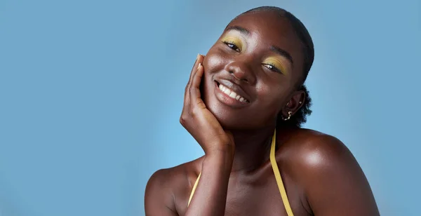 Mulher Negra Sorriso Maquiagem Maquete Para Beleza Cuidados Com Pele — Fotografia de Stock