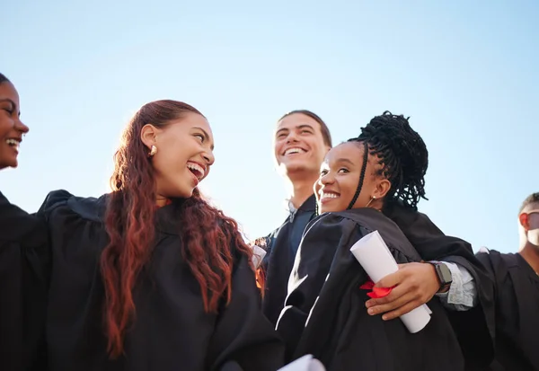 Diplôme Études Collégiales Amis Étudiants Câlins Avec Bonheur Lors Cérémonie — Photo