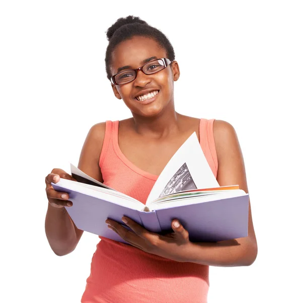 私は学ぶことが大好きです スタジオポートレートの若いアフリカ系アメリカ人の女の子の本を読んで 白に隔離された眼鏡をかけて — ストック写真