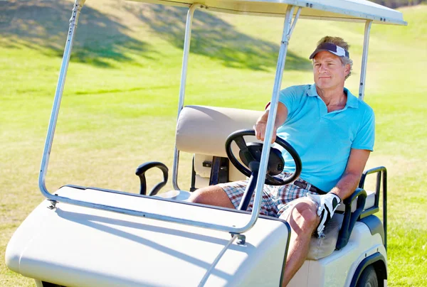 Tek Bağımlılığım Golf Golf Sahasında Araba Süren Olgun Bir Adam — Stok fotoğraf