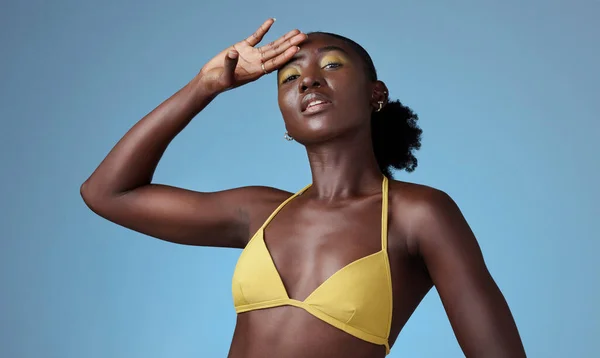 黒の美しさ 黄色のビキニと青の背景にアフリカの女性 黄色のセクシーです 明るいメイク 暗い肌と美しい女の子 スキンケア カラフルな化粧品 アフリカからの女性の肖像画 — ストック写真