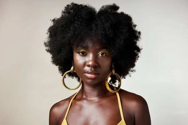 아름다운 노란색 메이크업 디자이너 보석으로 손질을 모델의 초상화 나이지리아 출신의 — 스톡 사진