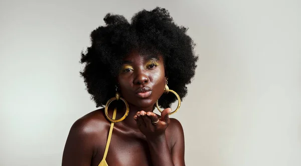 Mujer Negra Modelo Golpe Beso Para Belleza Maquillaje Empoderamiento Africano —  Fotos de Stock