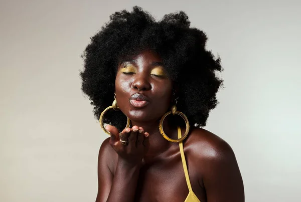 Mulher Negra Beleza Moda Retro Cabelo Afro Beijo Sopro Com — Fotografia de Stock