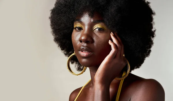 モックアップスタジオの背景に対するデザイナーの力を持つファッション 顔のメイクや創造的な黒の女性 モックアップ空間でエンパワメントと美しさのための化粧品アートとアフリカのモデルの肖像 — ストック写真