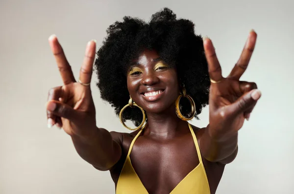 Fekete Béke Jel Divat Afro Frizura Stúdió Háttér Stílus Trend — Stock Fotó
