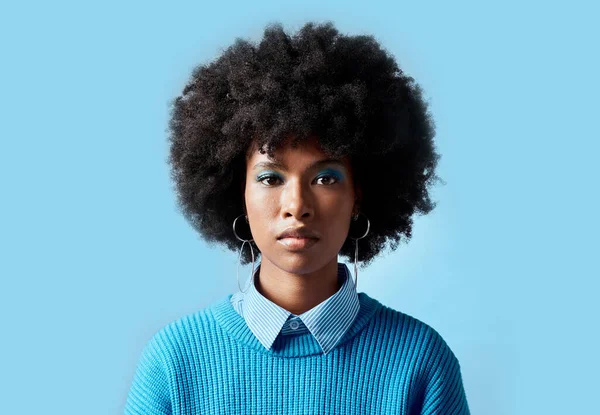 Fekete Afro Portré Komoly Arc Látás Középpontjában Kék Stúdió Háttér — Stock Fotó