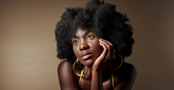 Face Maquiagem Arte Cosméticos Mulher Negra Pensando Inspiração Moda Contra — Fotografia de Stock