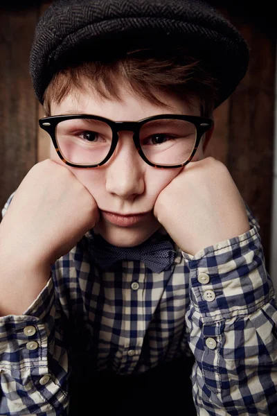Annyira Unatkozom Fiatal Fiú Retro Ruhában Unatkozó Szemüveget Visel — Stock Fotó