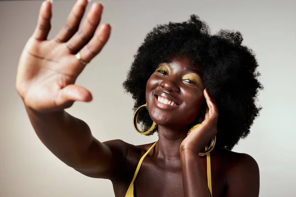 Beleza Preta Mão Mulher Com Maquiagem Amarela Cosméticos Rosto Sombra — Fotografia de Stock