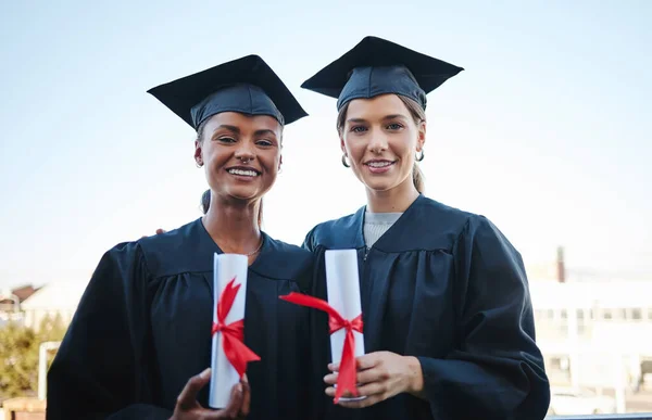 Diploma Amici Ritratto Degli Studenti Laureati Celebrazione Del Certificato Successo — Foto Stock