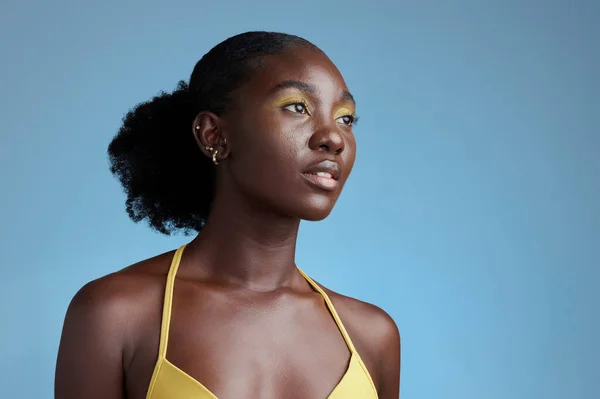 Mulher Negra Beleza Maquiagem Amarela Modelo Cosméticos Para Produtos Oculares — Fotografia de Stock