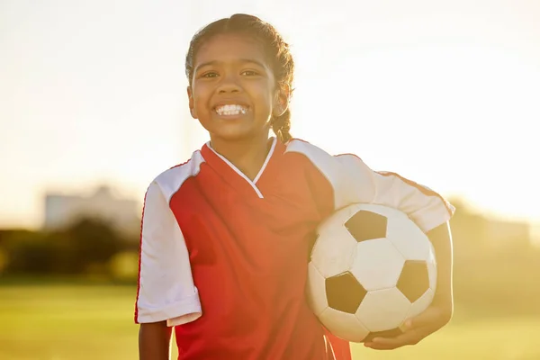 健康的な子供の発達のための若いフィットネスの女の子 サッカーやサッカーの選手の学習 訓練や運動 フィールドやスタジアムで練習している若い幸せなスポーツの子供の肖像画日没でゲームのために — ストック写真