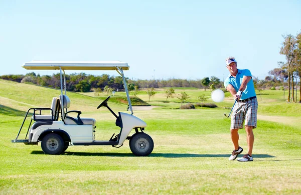 Encanta Golf Hombre Maduro Solitario Jugando Golf Día Soleado — Foto de Stock