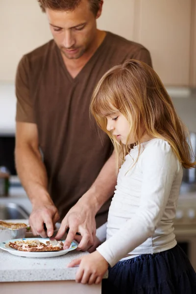 灌输好的饮食习惯 一个小女孩和她的父亲一起做早餐 — 图库照片
