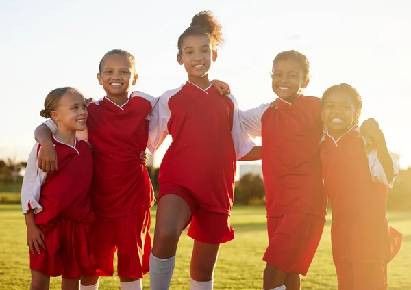 孩子们在足球场上合影 快乐的女孩在一起 团队精神 足球和多样性 自豪的巴西女孩在草地上摆姿势 在日落时和朋友们一起踢足球 — 图库照片
