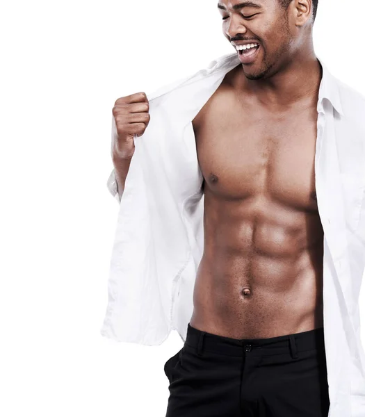 Atletik Vücudunu Gösteriyor Yakışıklı Genç Bir Adam Stüdyoda Gömleğini Çıkarıyor — Stok fotoğraf