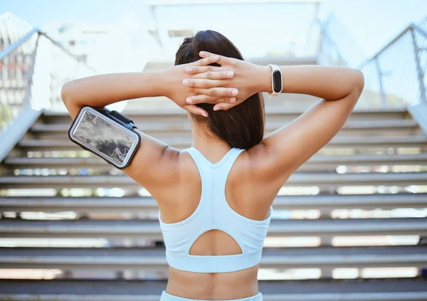Fitness Smartphone Smartwatch Mulher Esticando Braços Corrida Livre Treino Treinamento — Fotografia de Stock