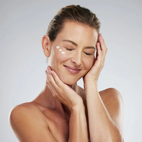 Skincare Dewasa Rutinitas Kecantikan Dan Menggunakan Krim Wajah Dengan Kosmetik — Stok Foto