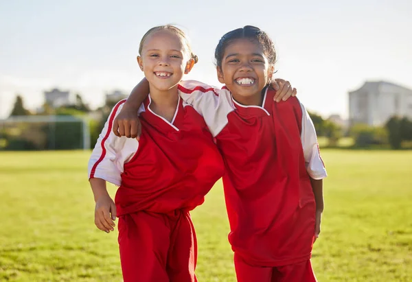 在足球场为比赛 比赛或比赛进行训练时的形象 女友和微笑 体育和儿童在草地上学习球运动促进健康 健康和健身 — 图库照片