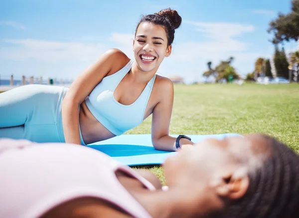 Yoga Mulheres Amigos Comunicação Parque Conversa Relaxar Juntos Zen Pausa — Fotografia de Stock