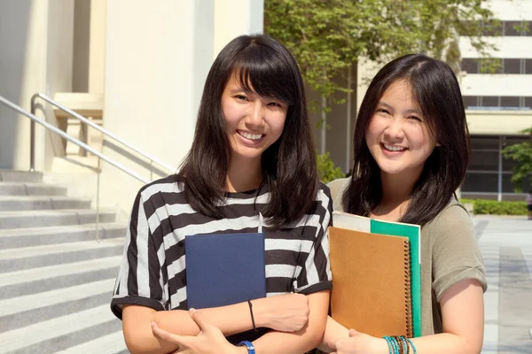 Capus Élet Félelmetes Két Diáklány Portréja Akik Együtt Állnak Egyetemen — Stock Fotó