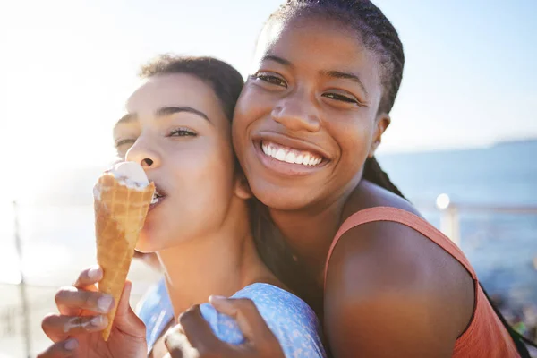 친구들 아이스크림을 해변에서 여자들 여행하며 행복하고 시간을 보낸다 그리고 양식때문에 — 스톡 사진