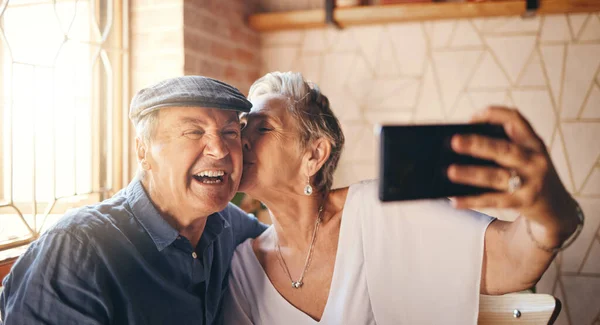 Aşk Telefon Yaşlı Çiftle Selfie Öpüşmek Evlerinde Rahatlamak Gülmek Kaynaşmak — Stok fotoğraf